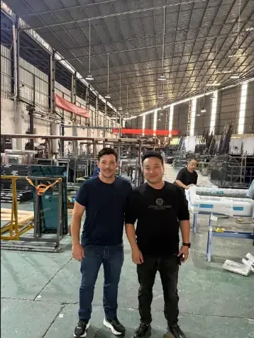 Equipe Imperium em galpão de produção