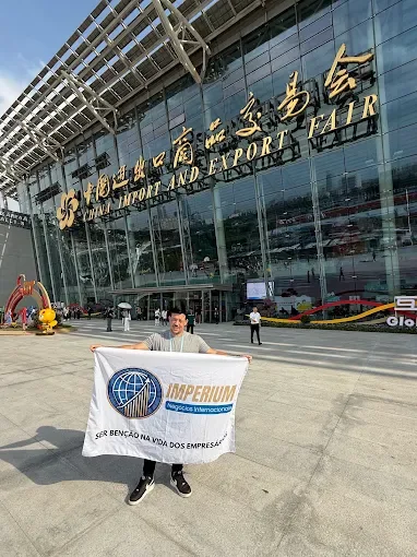 Equipe Imperium com fornecedora em showroom na China